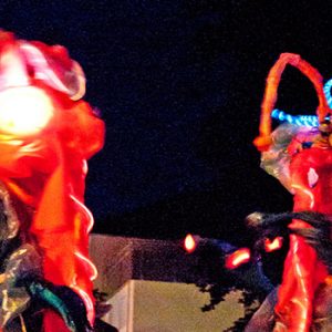 header-stelzentheater-micha-lumianer-Beleuchtete-Stelzenfiguren