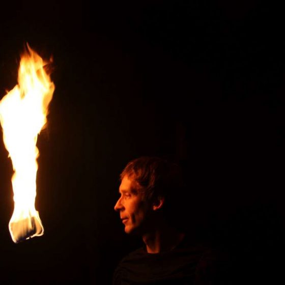 baila fuego - Lichtjonglage und Feuershow- Hochzeit-Gala-Varieté-Licht und Feuer-Feuershow mit Tanz, Artistik und Pyroeffekten, Fackeln, Pois, Lichtjonglage mit programmierbaren LED-Requisiten