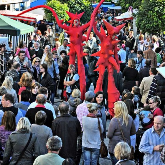 Stelzentheater-micha-Nanu-Stelzen-Stelzenläufer-Stadtfest