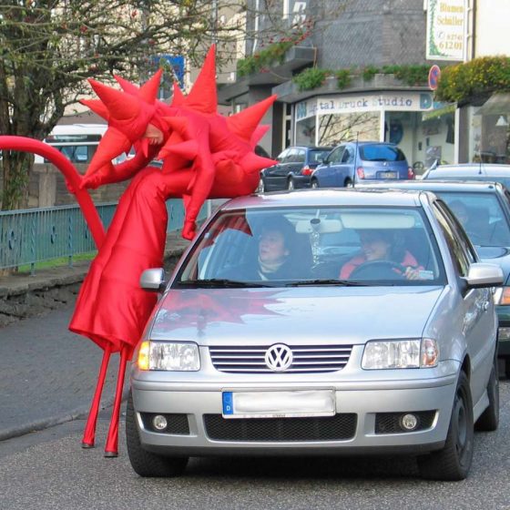 Stelzentheater-micha-Nanu-Stelzen-Stelzenläufer-Auto