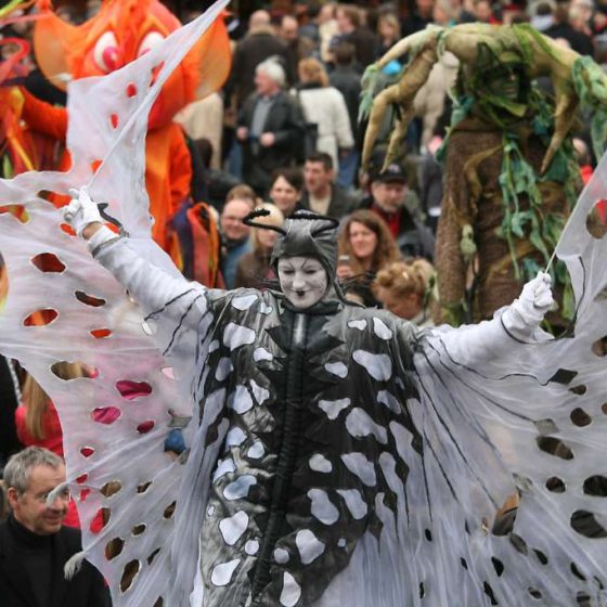 stelzentheater circolo-vier elemente Luft-stelzenläufer-stelzen-Stadtfest