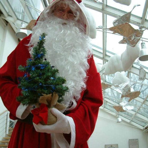 stelzentheater-stelzenläufer-weihnachtsmann-weihnachtsmarkt