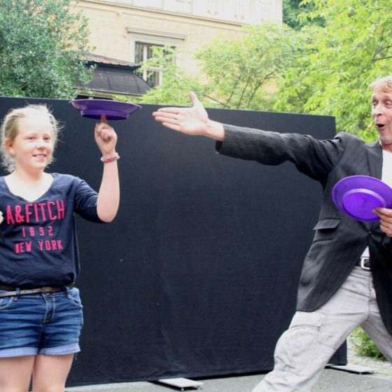 kleinkunst-micha-jonglage-kindershow-Tellerdrehen-Tellerjonglage