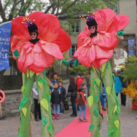 stelzentheater-micha-Blume-stelzen-stelzenläufer-Landesgartenschau