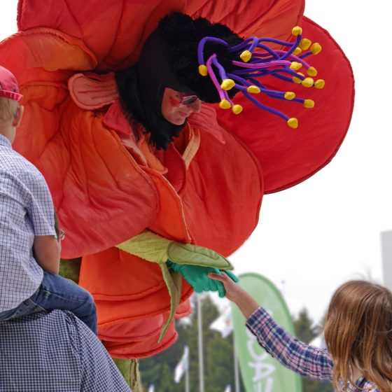 stelzentheater-micha-Blume-stelzen-stelzenläufer-Frühlingsfest