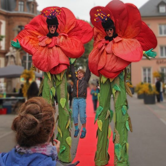 stelzentheater-micha-Blume-stelzen-stelzenläufer-Köln