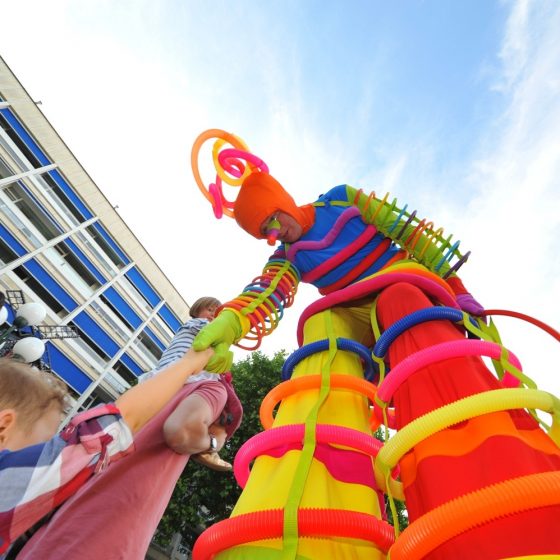 Theatrium_Wiesbaden_Wilhelmstrassenfest_Stelzenläufer